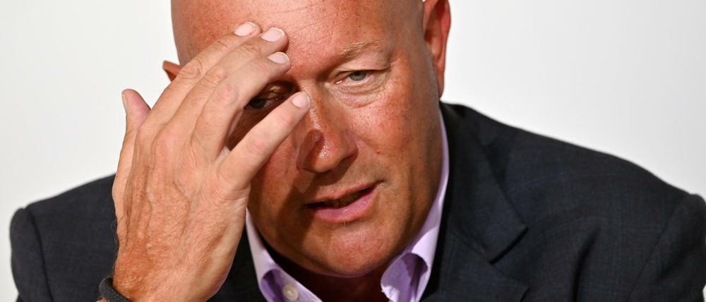 Ein Mann fasst sich an den Kopf, aber das hilft jetzt auch nicht mehr: Thomas Kemmerich hat sich um die Unterstützung aus der Parteispitze gebracht.