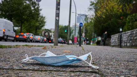 Ein Mund-Nasen-Schutz liegt auf dem Gehweg in Friedrichshain.