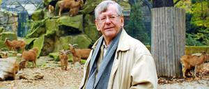 Der Satiriker und Autor Herbert Feuerstein ist im Alter von 83 Jahren gestorben. Das Bild zeigt ihn bei einem Besuch im Berliner Zoologischen Garten. 