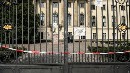 Gesperrter Haupteingang der Humboldt-Universität zu Berlin.