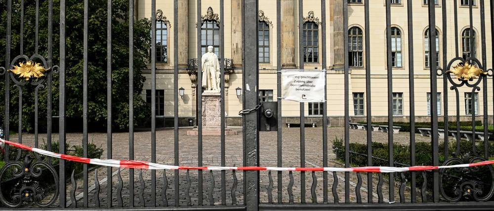 Gesperrter Haupteingang der Humboldt-Universität zu Berlin.