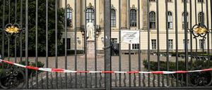 Gesperrter Haupteingang der Humboldt-Universität zu Berlin.