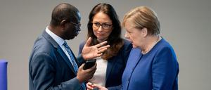 Vielfalt macht längst Politik - aber sie soll auch Gegenstand der Politik werden, finden der Hallenser Bundestagsabgeordnete Karamba Diaby und seine Mitstreiterinnen und -streiter (hier mit SPD-Parteifreundin Yasmin Fahimi und der Kanzlerin).