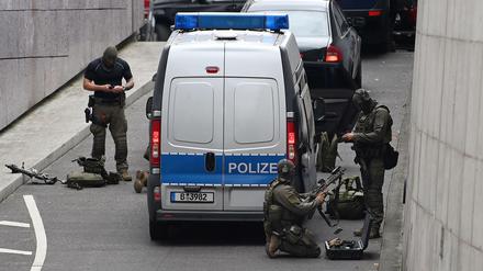 200 Polizeibeamte sowie das SEK waren am Dienstag im Einsatz. Der 33-Jährige wurde verletzt.