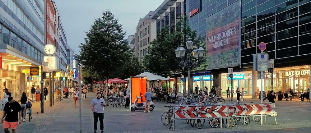 Noch endet die Fußgängerzone Wilmersdorfer Straße nördlich an der Ecke Schillerstraße. Händler und Politiker wollen dies ändern.