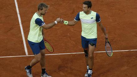Faust drauf. Kevin Krawietz (l.) und Andreas Mies bei den French Open.