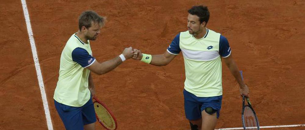 Faust drauf. Kevin Krawietz (l.) und Andreas Mies haben ihren Titel bei den French Open verteidigt.