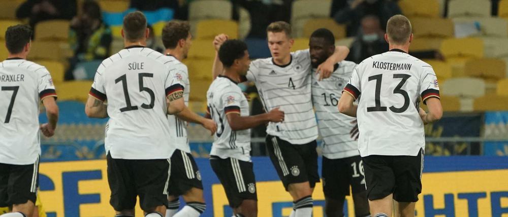 Deutscher Jubel: Matthias Ginter (Nummer 4) bekommt Glückwünsche nach seinem Tor zum 1:0