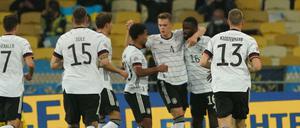Deutscher Jubel: Matthias Ginter (Nummer 4) bekommt Glückwünsche nach seinem Tor zum 1:0