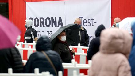 Mehr Tests, mehr Fälle? Die Deutschen blicken sorgenvoll auf die kommenden Pandemie-Monate.