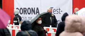 Mehr Tests, mehr Fälle? Die Deutschen blicken sorgenvoll auf die kommenden Pandemie-Monate.