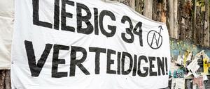 An einem Holzzaun in der Liebigstraße in Berlin-Friedrichshain hängt ein Banner mit der Aufschrift «Liebig 34 verteidigen».