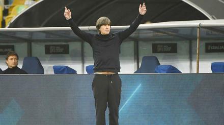 Arme hoch, Bauch frei. Joachim Löw durfte mal wieder einen Sieg seines Nationalteams bejubeln.