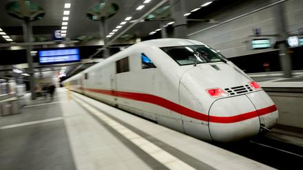 Ein ICE fährt im Berliner Hauptbahnhof ab.
