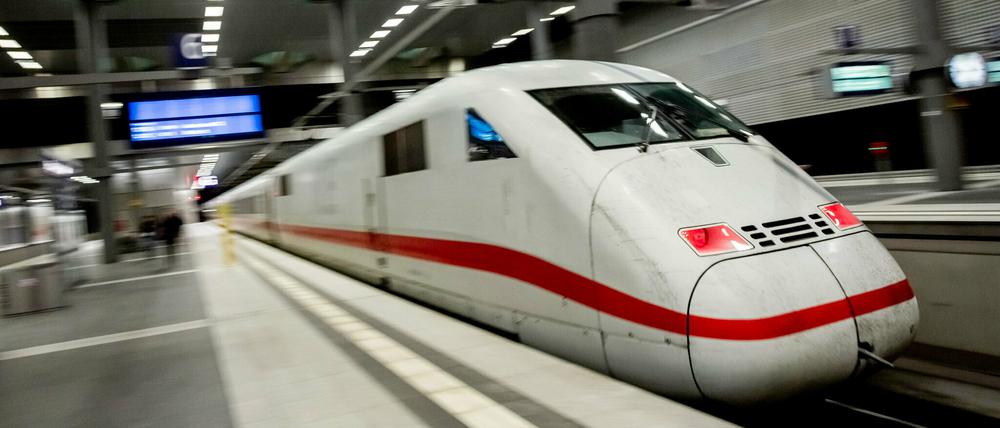 Ein ICE fährt im Berliner Hauptbahnhof ab.