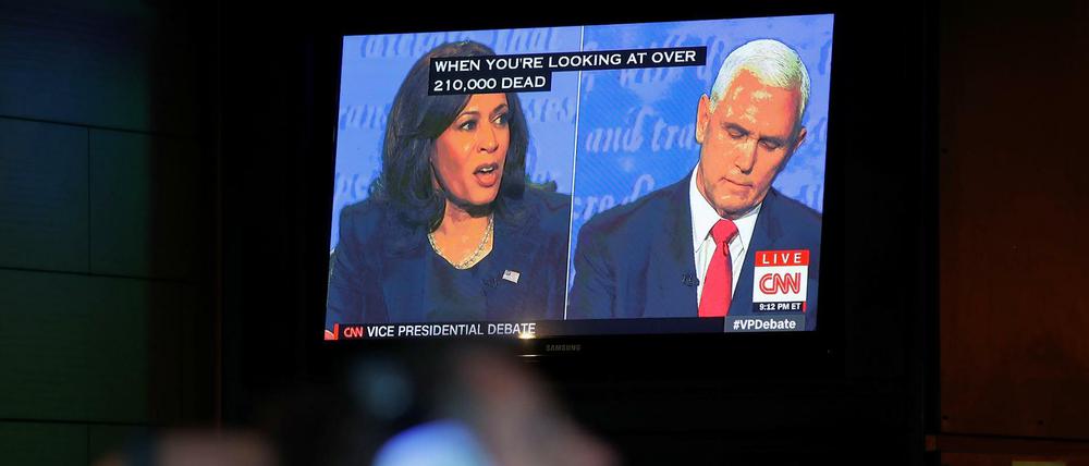 Vorwürfe an die Trump-Regierung: US-Bürger verfolgen das TV-Duell von Kamala Harris und Mike Pence in San Diego.