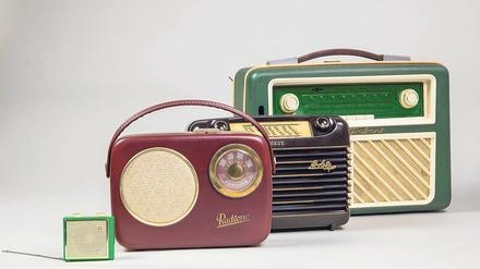 Alltagsbegleiter. Mit dem Kofferradio wurde der Hörfunk mobil. Das kleinste Gerät, eine sowjetische "Cosmos M" von 1967 wiegt nur 200 Gramm.