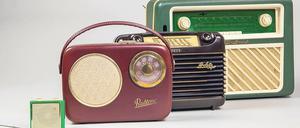 Alltagsbegleiter. Mit dem Kofferradio wurde der Hörfunk mobil. Das kleinste Gerät, eine sowjetische "Cosmos M" von 1967 wiegt nur 200 Gramm.
