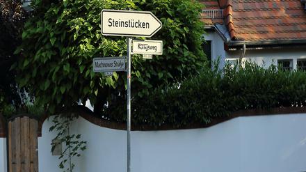 Hinweisschild Richtung Steinstücken, Berliner Enklave in Brandenburg.