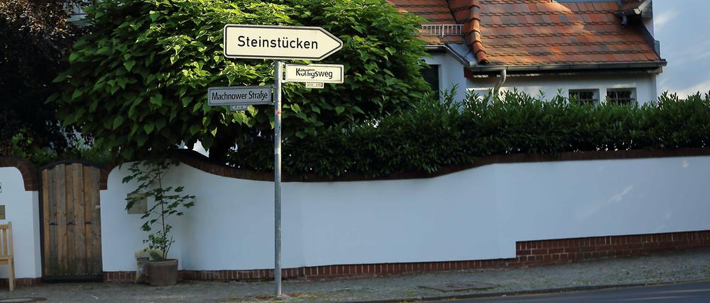 Hinweisschild Richtung Steinstücken, Berliner Enklave in Brandenburg.
