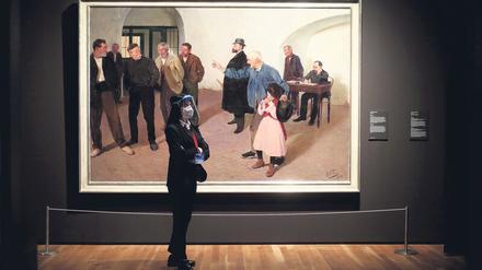 Platz im Prado. Eine Frau mit Gesichts- und Mundschutz vor einem Gemälde von Antoni Fillol auf der aktuellen Sonderausstellung „Guests“. 