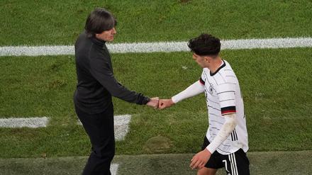 Faust drauf. Löw (links) mit Kai Havertz. 