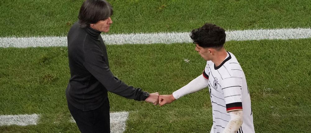 Faust drauf. Löw (links) mit Kai Havertz.