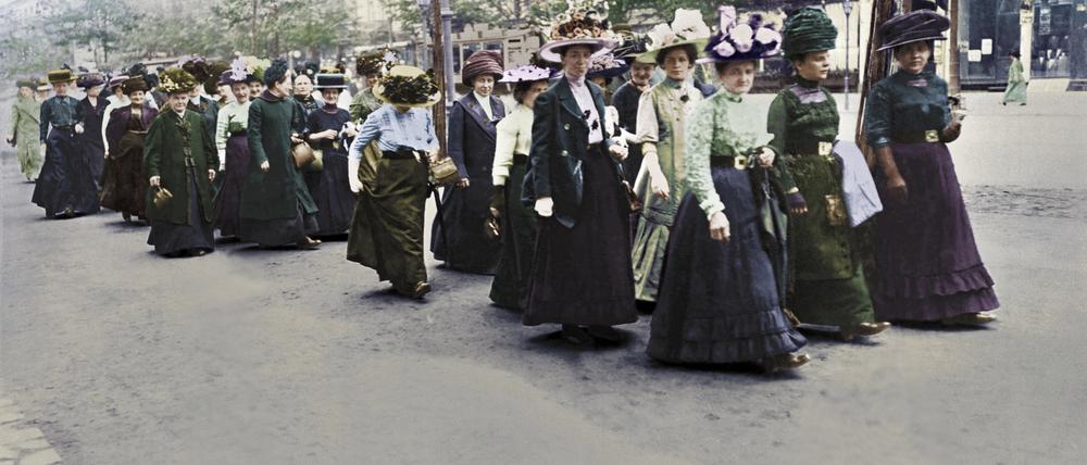 Gut behüteter Protest: Demonstration für das Frauen-Wahlrecht in Bellin im Mai 1912.