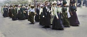 Gut behüteter Protest: Demonstration für das Frauen-Wahlrecht in Bellin im Mai 1912.