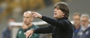 Hier lang oder da lang? Joachim Löw weiß nicht so richtig, was er will. Oder doch?