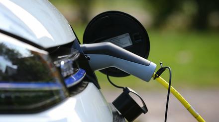 Zu selten unter Strom: Plug-in-Hybride werden meist mit ihrem Verbrennungsm,otor gefahren. 