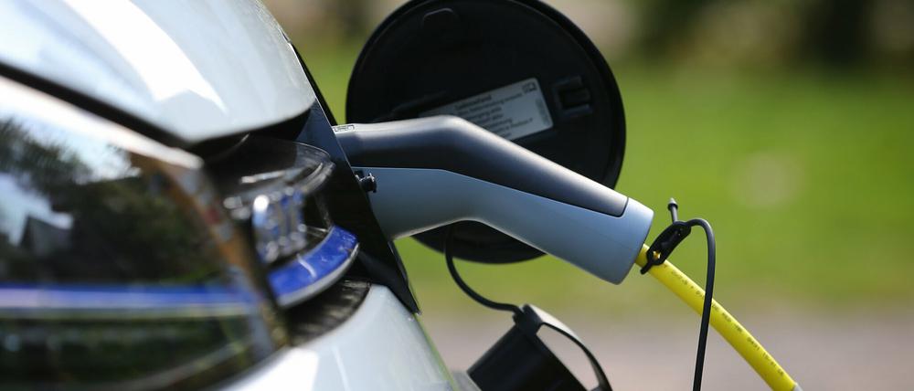 Zu selten unter Strom: Plug-in-Hybride werden meist mit ihrem Verbrennungsm,otor gefahren.