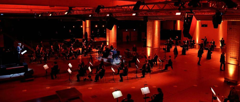 The World To Come. Dirigent Gijs Leenaars, Rundfunk-Sinfonieorchester und Rundfunkchor während der für die Konzertinstallation.