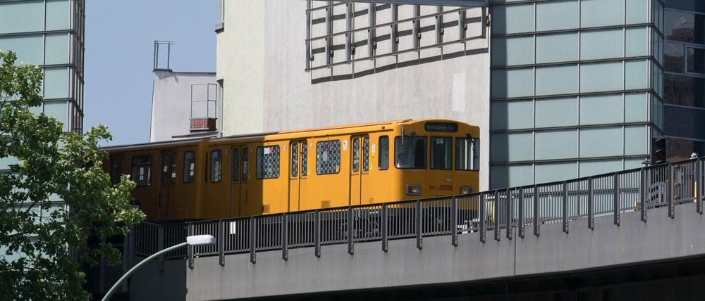 Rollt wieder: Eine U-Bahn fährt vor dem Bahnhof Möckernbrücke am Technikmuseum vorbei.