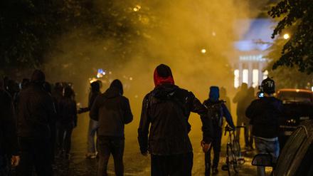 Demonstranten laufen bei einer Demonstration durch Rauchschwaden. 