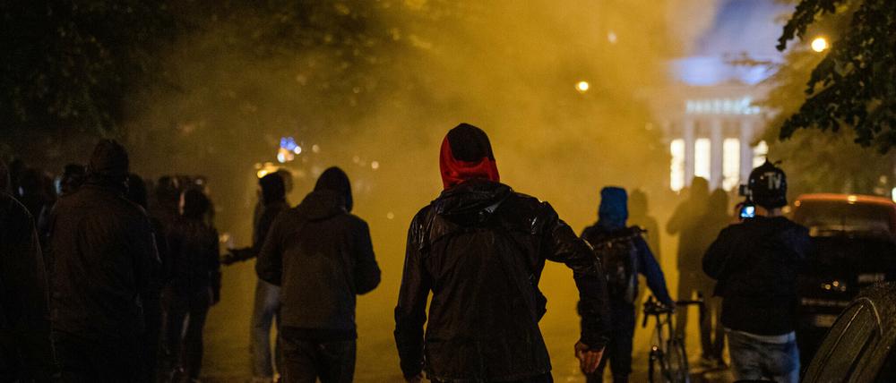 Demonstranten laufen bei einer Demonstration durch Rauchschwaden.
