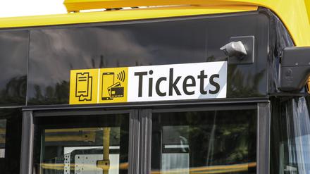 Aktuell kann im Bus nur bargeldlos gezahlt werden – wegen des Infektionsschutzes, aber auch, um Zeit zu sparen. Der Fahrgastverband Igeb moniert, das schließe viele Menschen von der Mitfahrt aus.