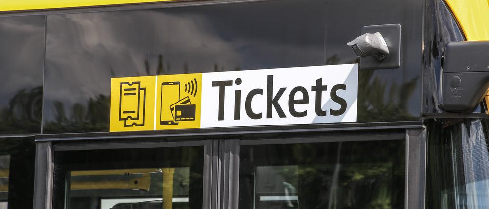 Erst Ticket kaufen, dann einsteigen. Sonst sind 60 Euro fällig.