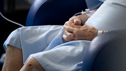 Gäste verboten: Ohne Besuch kann es schnell einsam werden im Krankenzimmer.