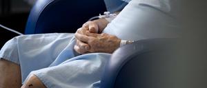 Gäste verboten: Ohne Besuch kann es schnell einsam werden im Krankenzimmer.