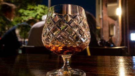 Ein Weinbrand auf dem Tisch eines Berliner Restaurants. Prost!