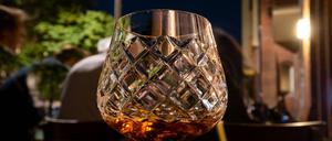 Ein Weinbrand auf dem Tisch eines Berliner Restaurants. Prost!