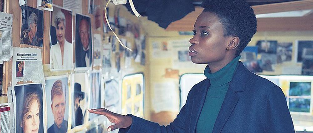 „Wir sind nicht die Caritas“, wird Firmenanwältin Nora Shaheen (Lorna Ishema) eingebläut. Tatsächlich verbirgt die Unternehmerfamilie Lindemann ein dunkles Geheimnis, dem die Justiziarin auf die Spur kommt.