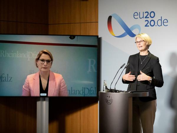 Anja Karliczek und Stefanie Hubig in einer gemeinsamen Videokonferenz.