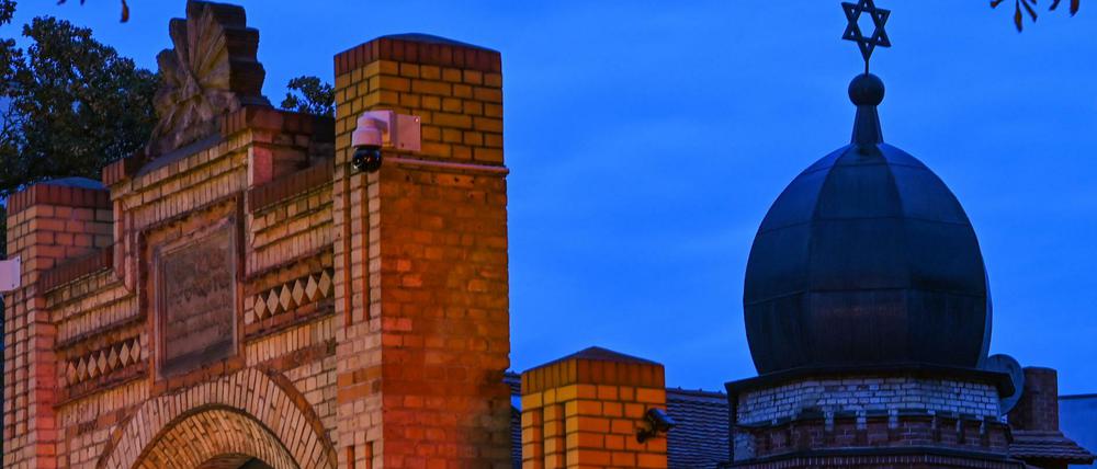 Die Synagoge in Halle/Saale am frühen Morgen. Am 09. Oktober 2019 hatte ein schwer bewaffneter Rechtsextremist versucht, die Synagoge zu stürmen und ein Massaker unter 52 Besuchern anzurichten. Als ihm das nicht gelang, erschoss er eine Passantin vor dem Gotteshaus und in einem nahen Dönerimbiss einen jungen Mann. 