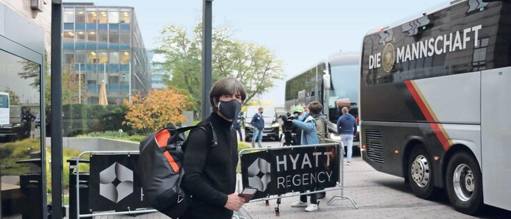 Auf ins Risikogebiet. Bundestrainer Joachim Löw ist am Freitag mit der deutschen Fußball-Nationalmannschaft nach Kiew geflogen.