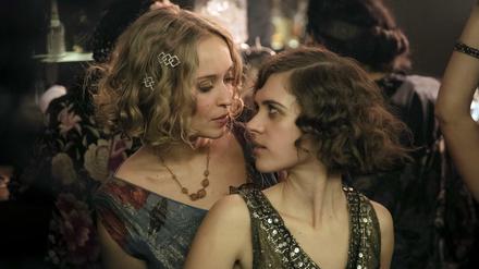 Welche Nähe lässt Corona in der vierten Staffel von "Babylon Berlin" zu. Die dritte Staffel mit den Schauspielerinnen Liv Lisa Fries, re. und Caro Kult läuft jetzt im Free TV an. 