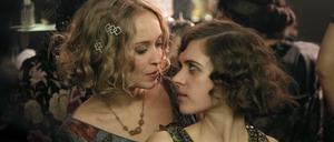 Welche Nähe lässt Corona in der vierten Staffel von "Babylon Berlin" zu. Die dritte Staffel mit den Schauspielerinnen Liv Lisa Fries, re. und Caro Kult läuft jetzt im Free TV an. 