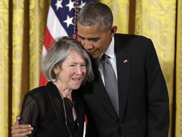 Obama und Glück. Der damalige Präsident übergab der Poetin im Weißen Haus die National Humanities Medal.