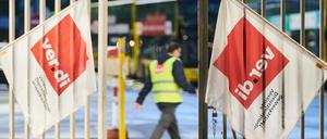 Zwei Fahnen mit dem Logo der Gewerkschaft Verdi hängen Ausgang zum Betriebshof der BVG in der Cicerostraße.